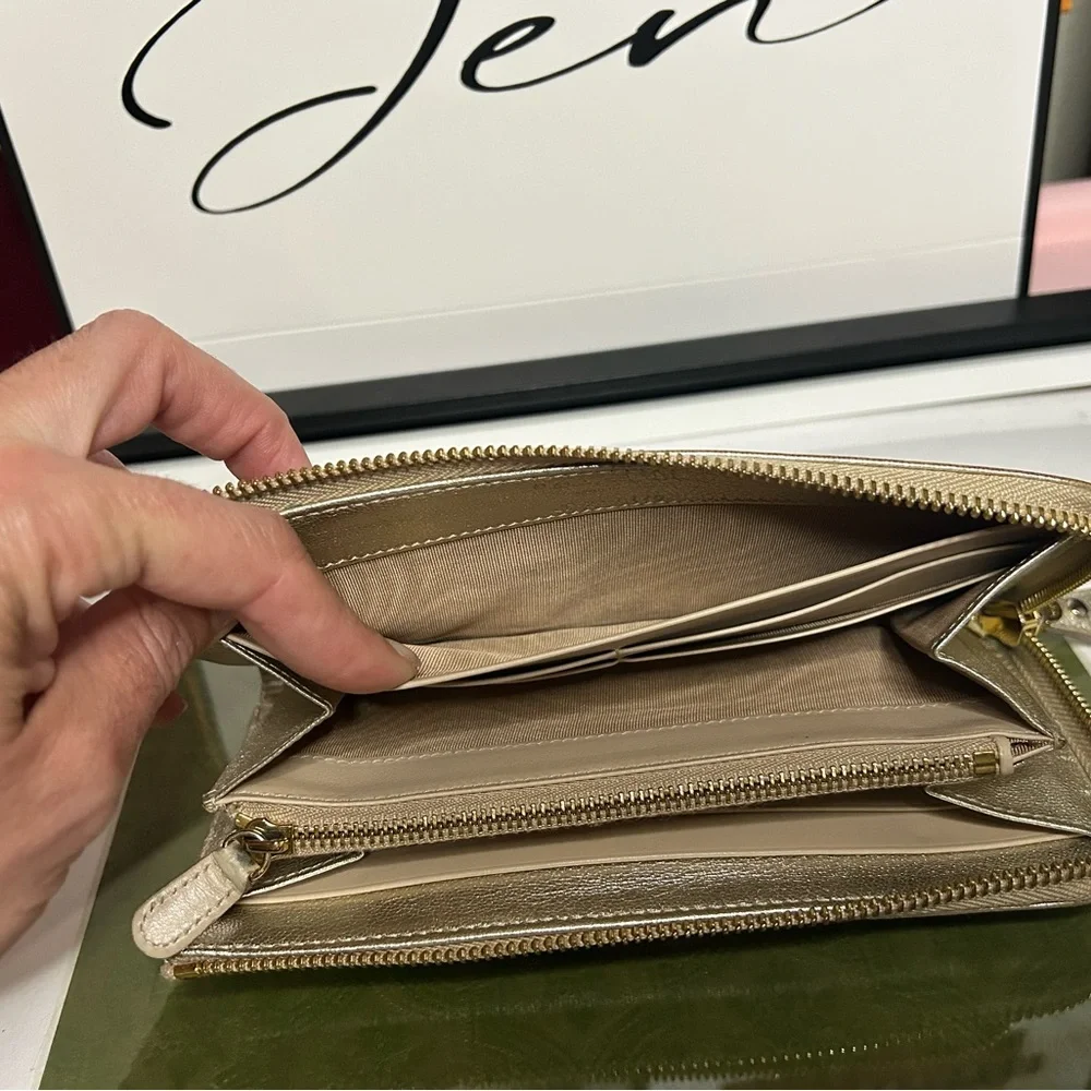 Salvatore Ferragamo Vara Bow Zip-Around Wallet – Metallic Gold